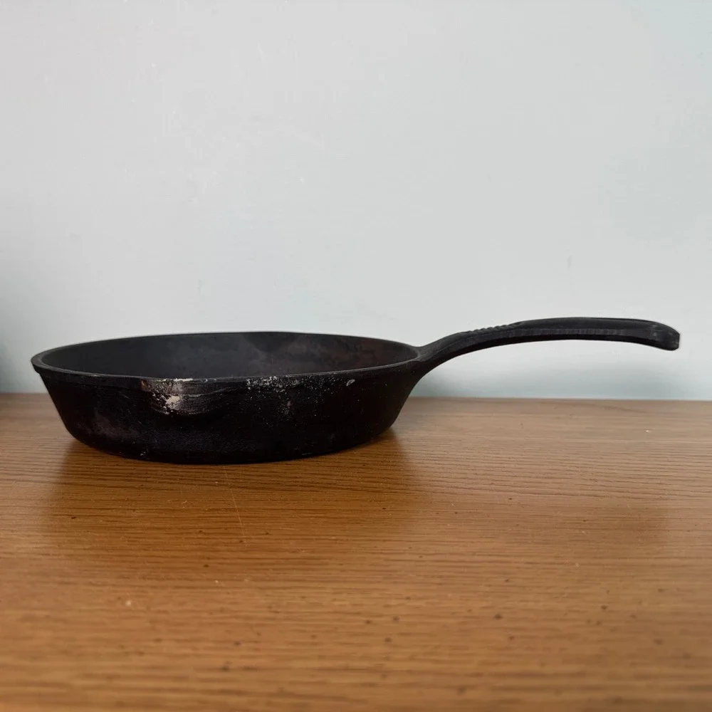 Benjamin & Medwin 8 Inch Cast Iron Skillet Frying Pan Black Round Spouted
